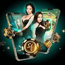 Player hand and tile options during Gaple Online match
